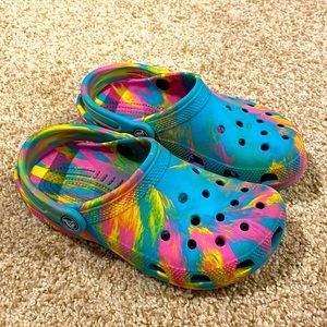 Crocs Kids Marbled Clogs - Pink/Yellow/Blue Tie-die shoes - Junior size 4